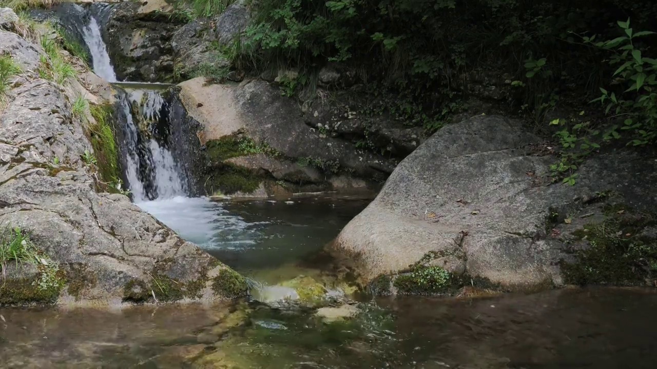 大自然中的水，森林中的瀑布景观。纯天然水流。生态水，自然资源视频素材