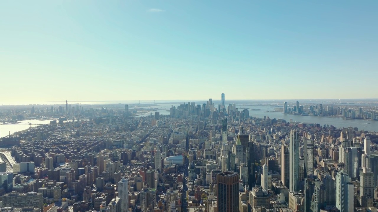 城市景观的空中全景。背景是金融区的摩天大楼。曼哈顿，美国纽约市视频素材