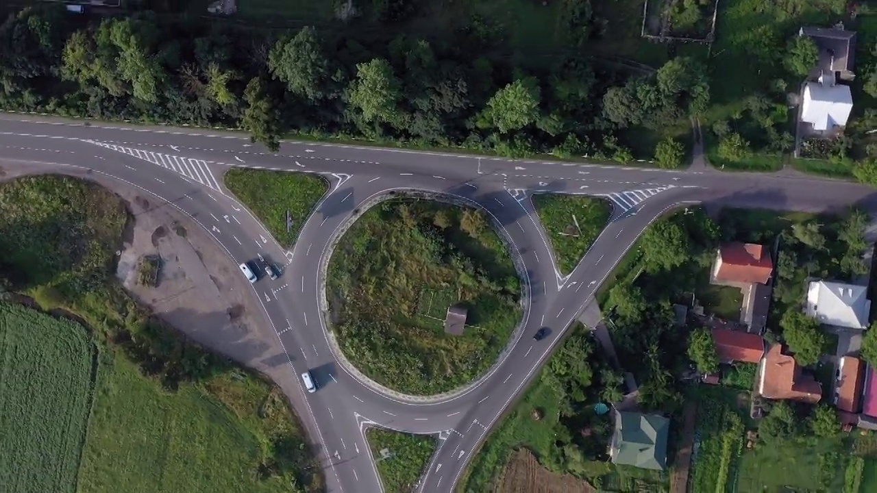 环行交通上的汽车和卡车的环行道路鸟瞰图。视频素材