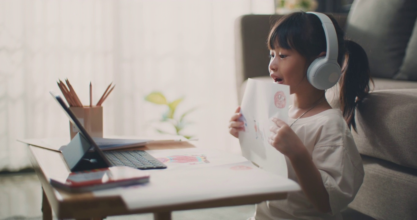 女孩在家用数码平板电脑上学视频素材