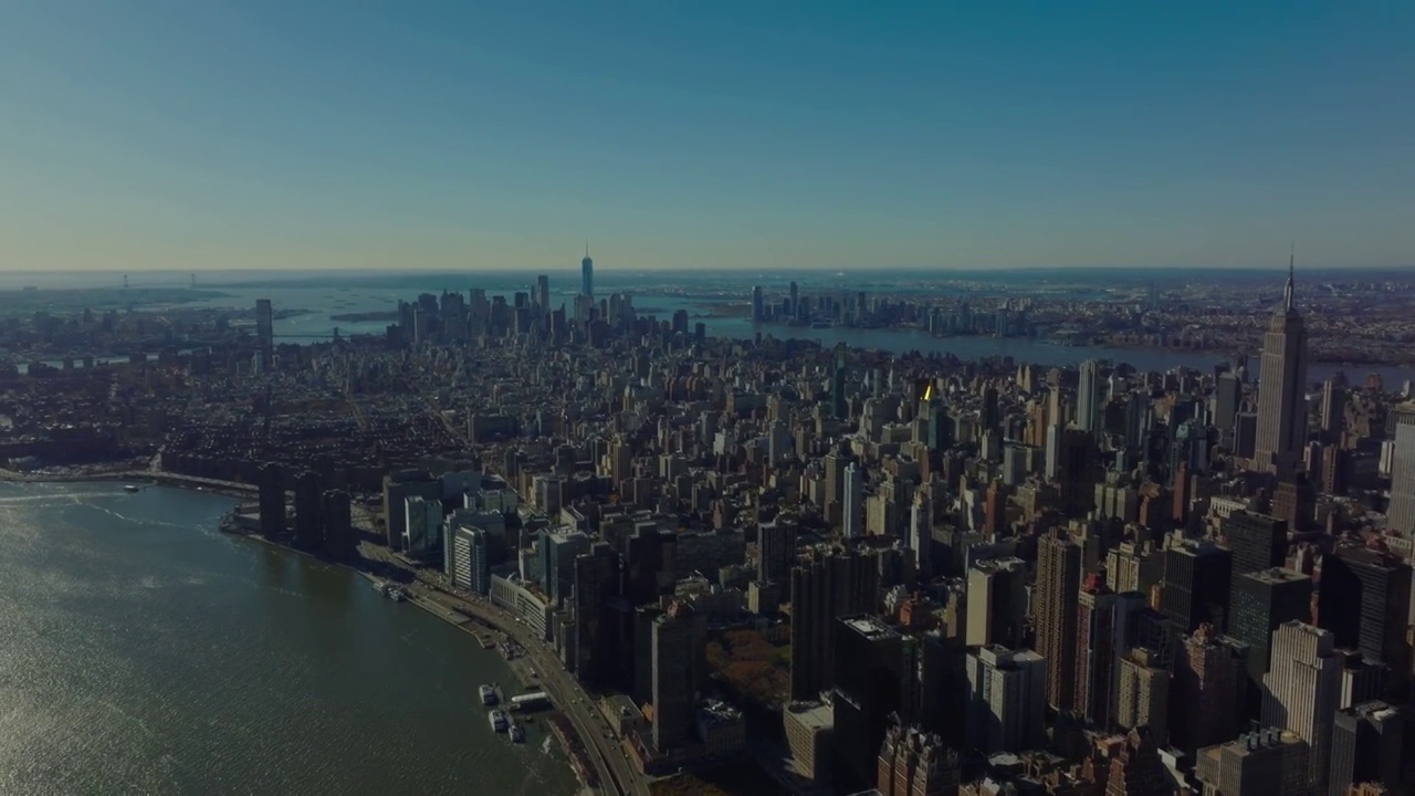 两河之间城市的空中全景。远处现代化的市中心摩天大楼构成的城市景观。曼哈顿，美国纽约市视频素材