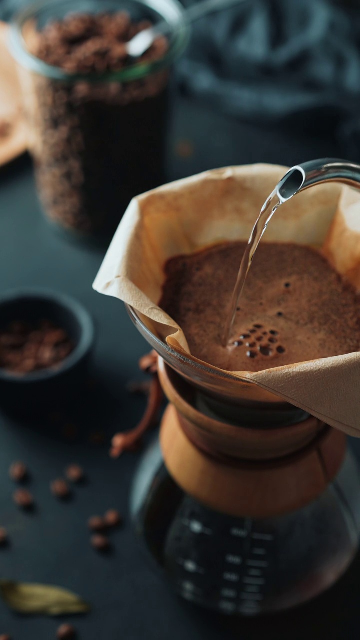 准备滴滤，人工倒冲煮咖啡(Chemex)视频素材