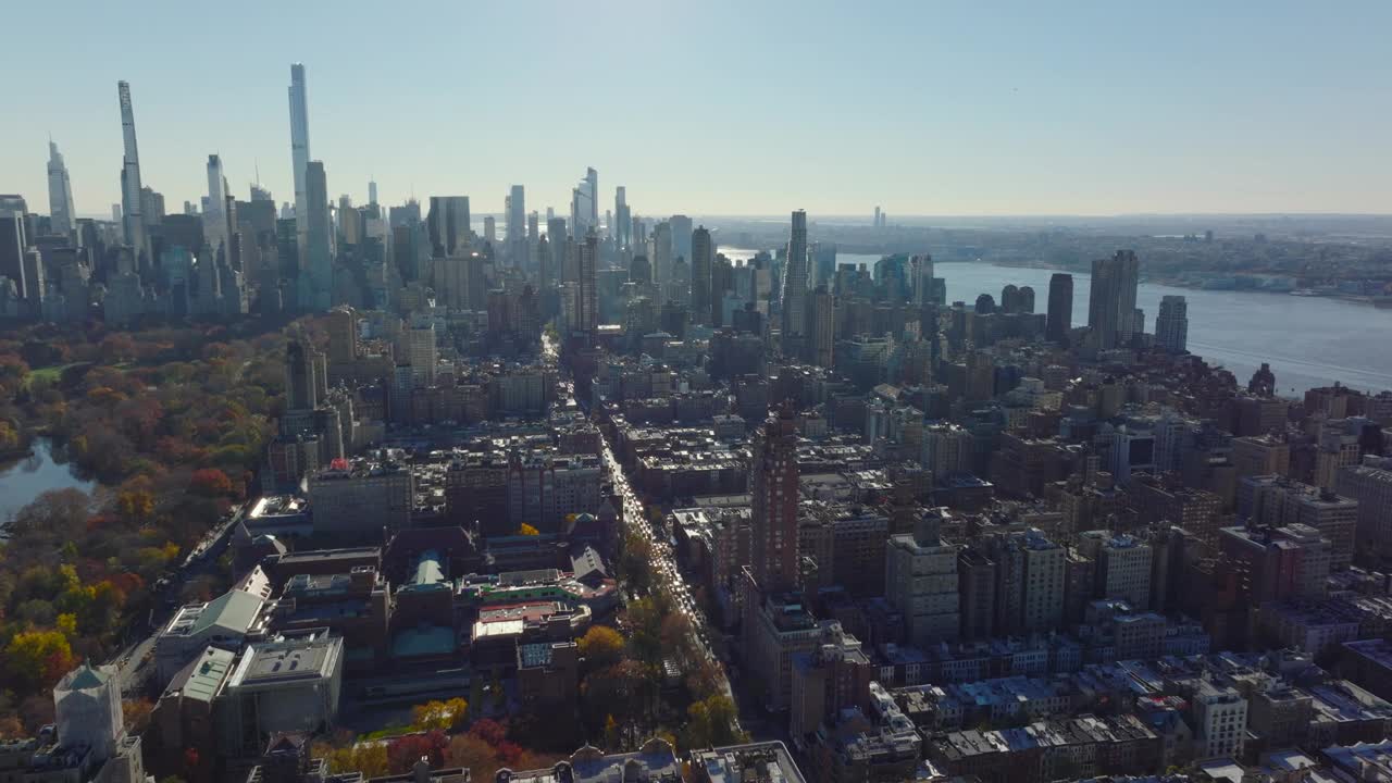 空中全景的城市行政区和市中心摩天大楼的背景。美国纽约市曼哈顿视频素材