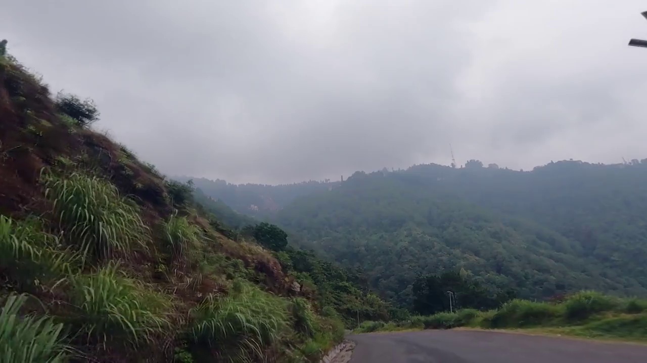 在一个阴天，美丽的道路在喜马拉雅山脉。车上的视频。视频下载