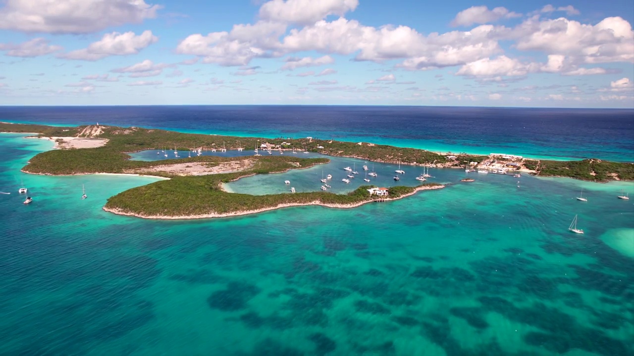 无人机航拍巴哈马大埃克苏马的Stocking岛。视频素材