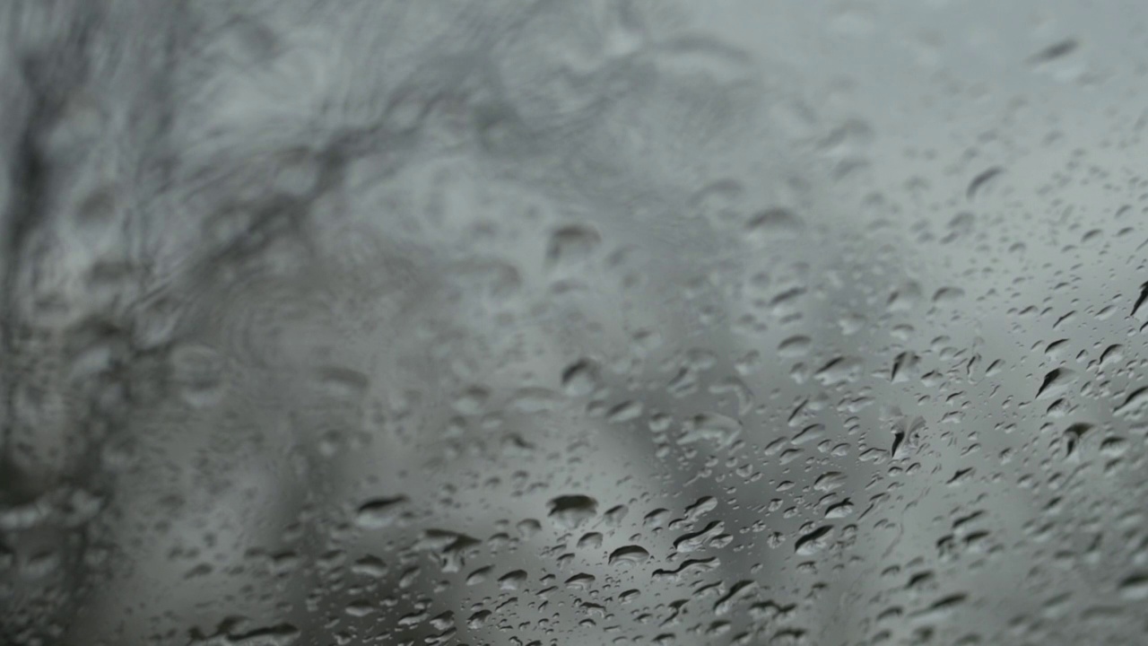 雨点落在汽车挡风玻璃上视频素材