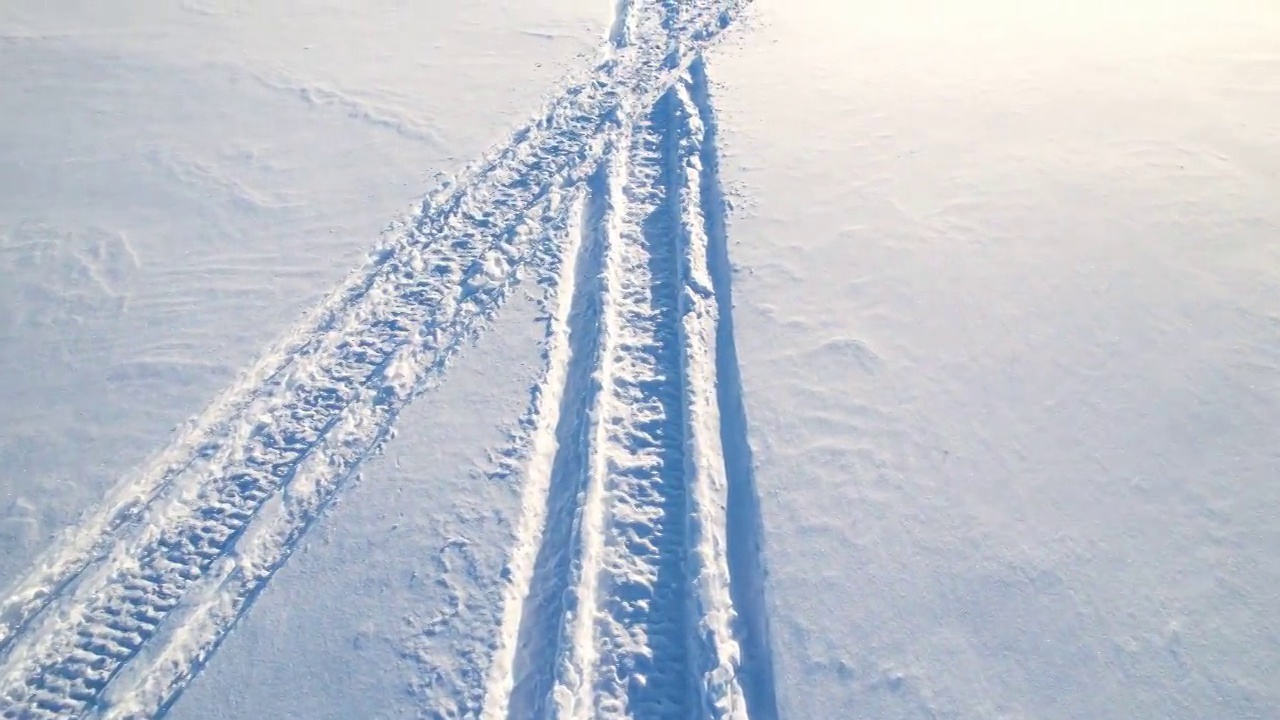 雪地摩托的痕迹。视频素材