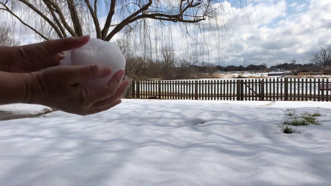 一个女人的手把雪堆成一团视频素材