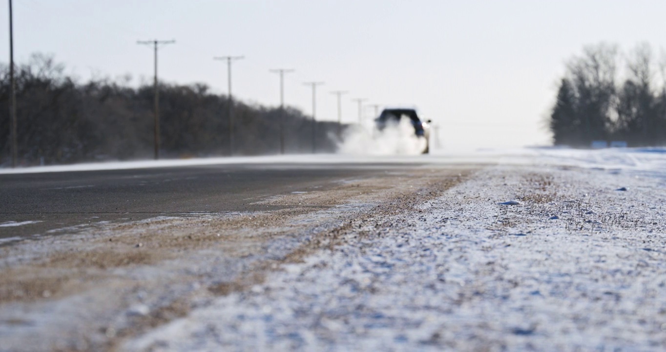 在萨斯卡通附近的高速公路上吹雪视频素材