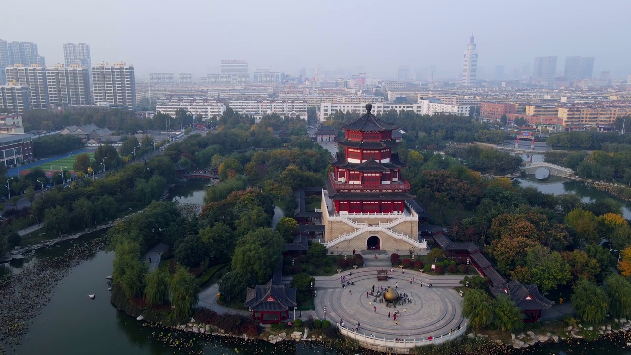 航拍集宁市中心Gunanchi公园的风景视频素材