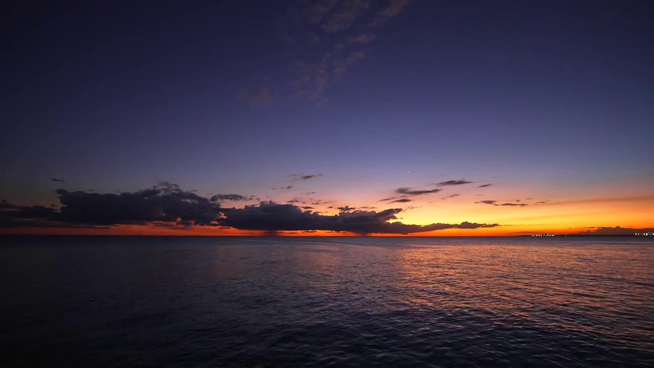 美丽的紫色的夕阳。视频素材