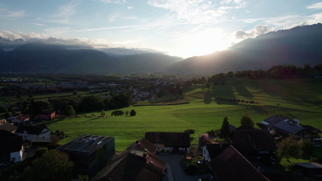 列支敦士登的鸟瞰图，阿尔卑斯山山谷中绿色田野上的房屋视频素材
