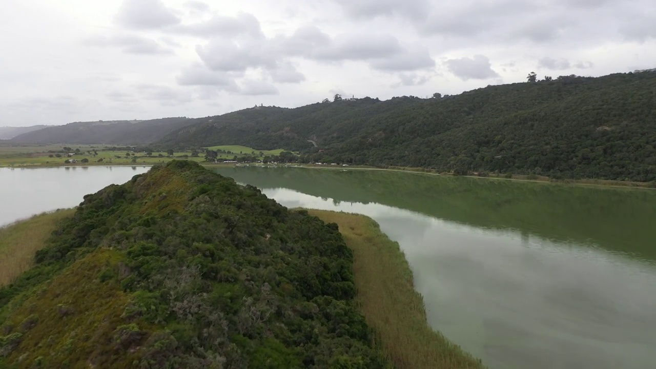 靠近荒野的岛屿湖视频素材