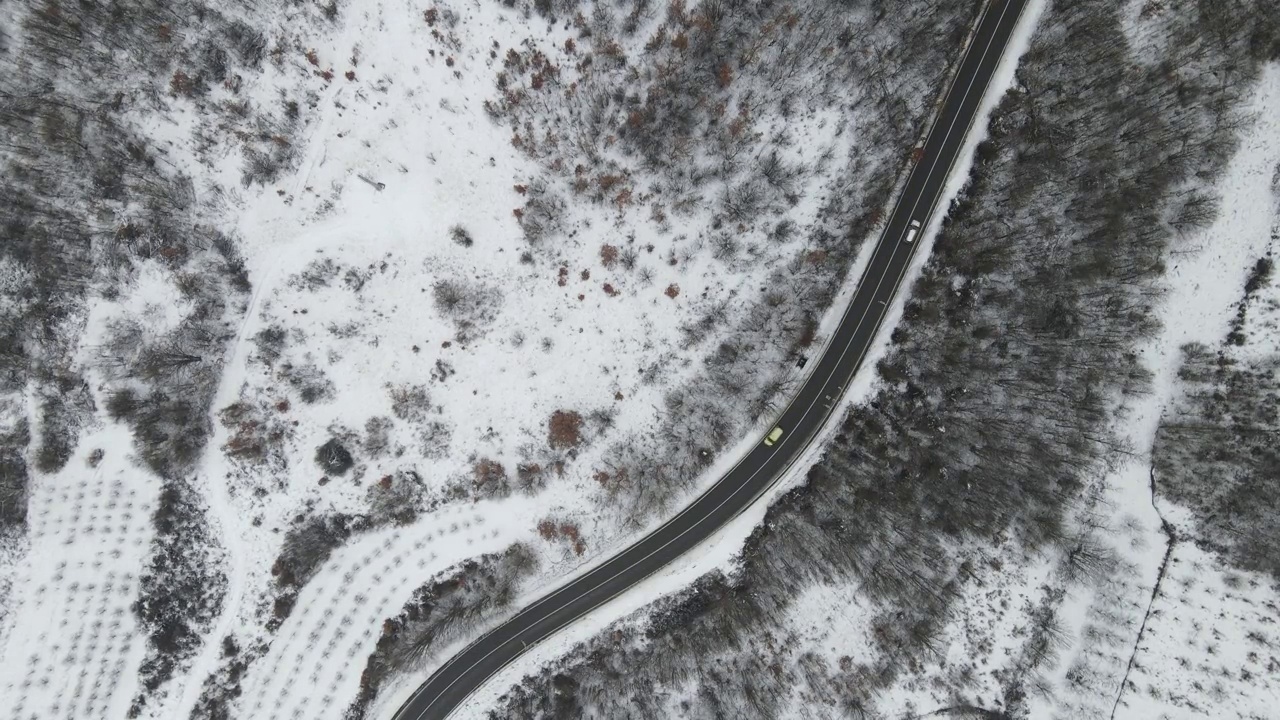 冬季，在塞尔维亚Knjazevac附近，一辆汽车在白雪皑皑的山脉中行驶视频素材