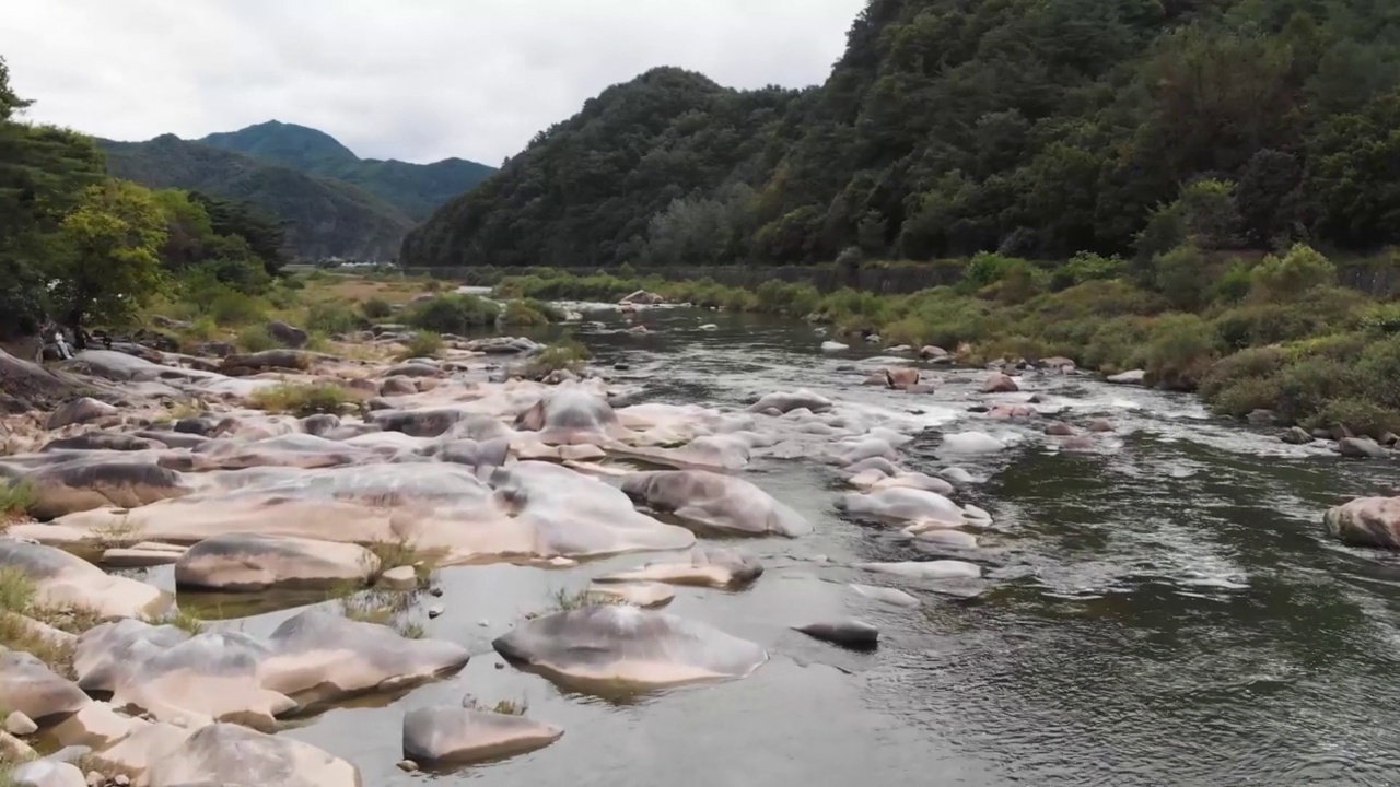 韩国江原道永越郡舞陵里的Yosunam岩石上的坑洞视频素材