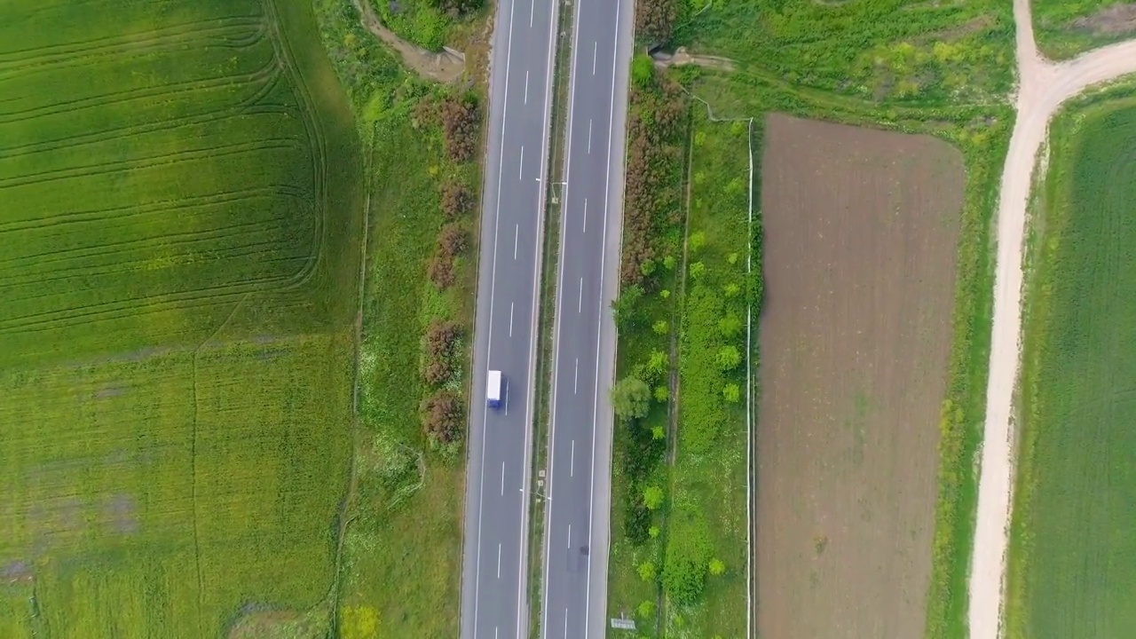 高速公路上行驶的车辆，俯视图，oe01视频素材