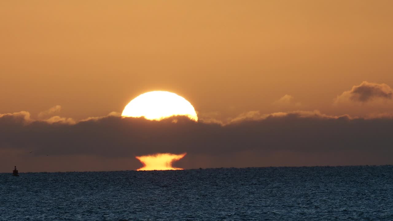 黎明时分，太阳从英国诺森伯兰郡比德内尔的北海上空升起。视频素材