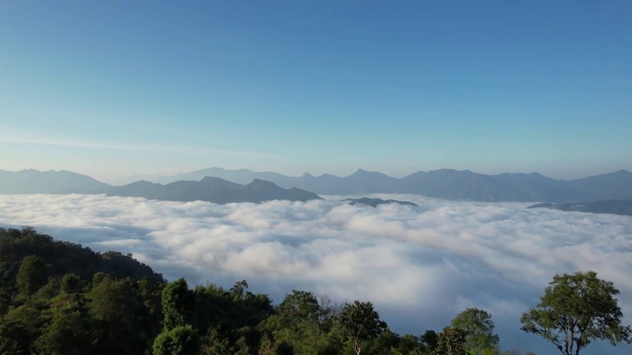 山川峻峭，有雾海的景观视频素材