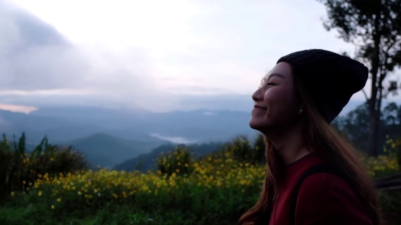 慢镜头，一位女性旅行者在雾天看着美丽的山景视频素材