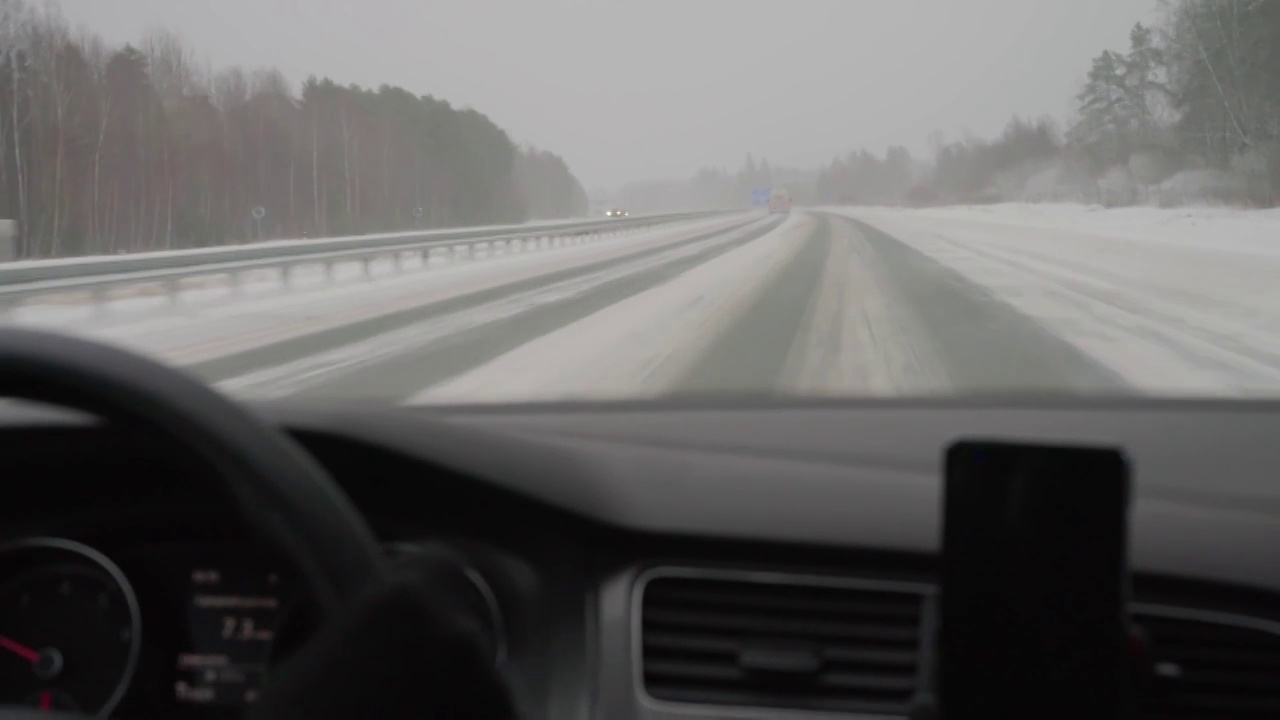 路上的恶劣天气。扫雪机清除了道路。视频素材