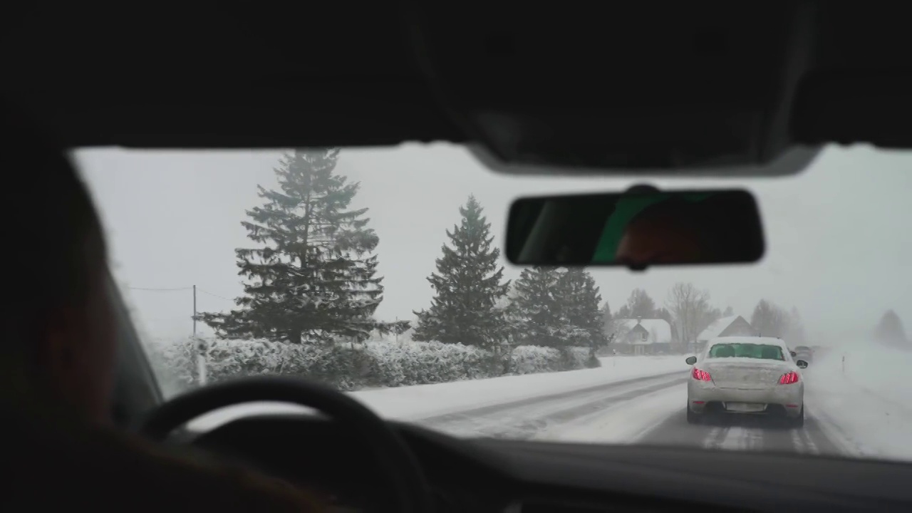 路上的恶劣天气。扫雪机清除了道路。视频素材