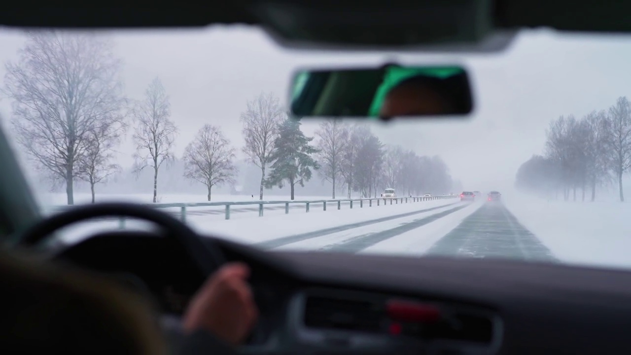 路上的恶劣天气。扫雪机清除了道路。视频素材