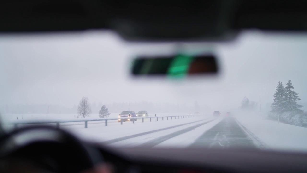 路上的恶劣天气。扫雪机清除了道路。视频素材