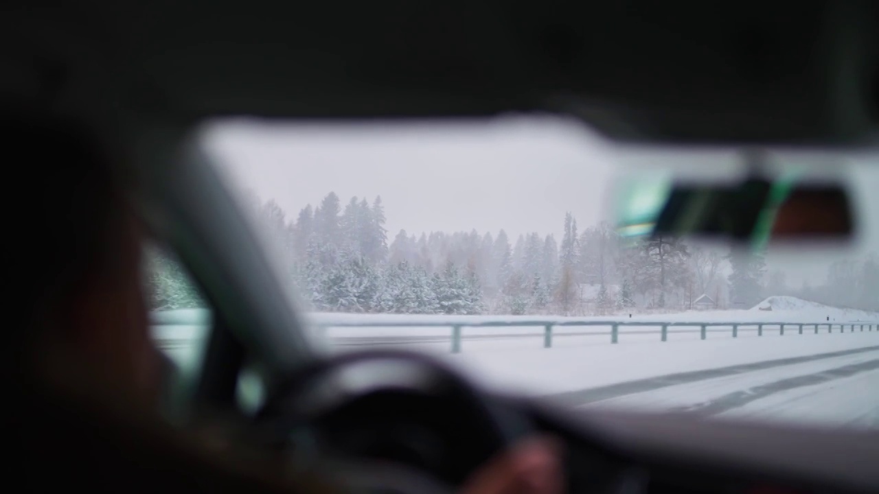 路上的恶劣天气。扫雪机清除了道路。视频素材