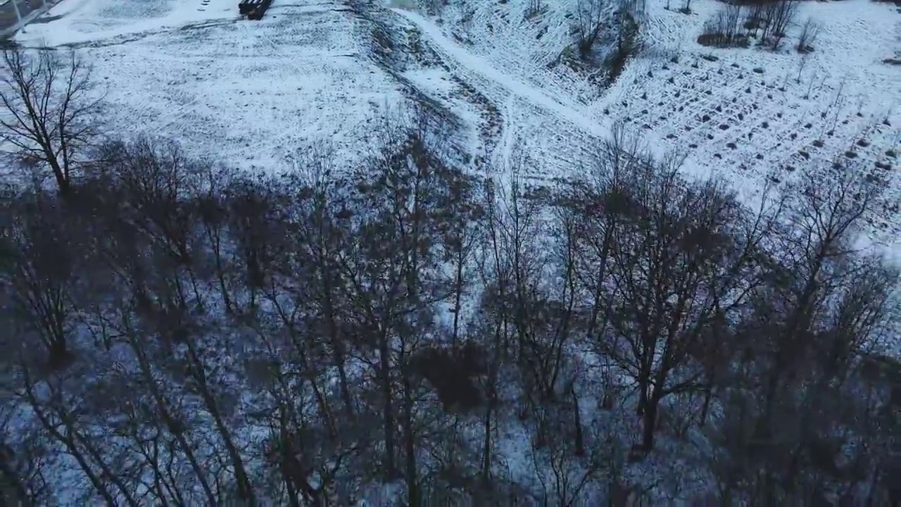 在城市公园里飞行。冬天的风景。航空摄影。视频素材