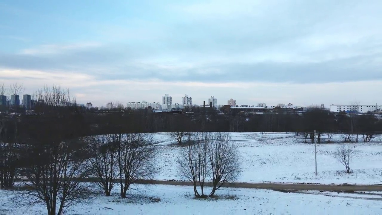 在城市公园里飞行。冬天的风景。航空摄影。视频素材