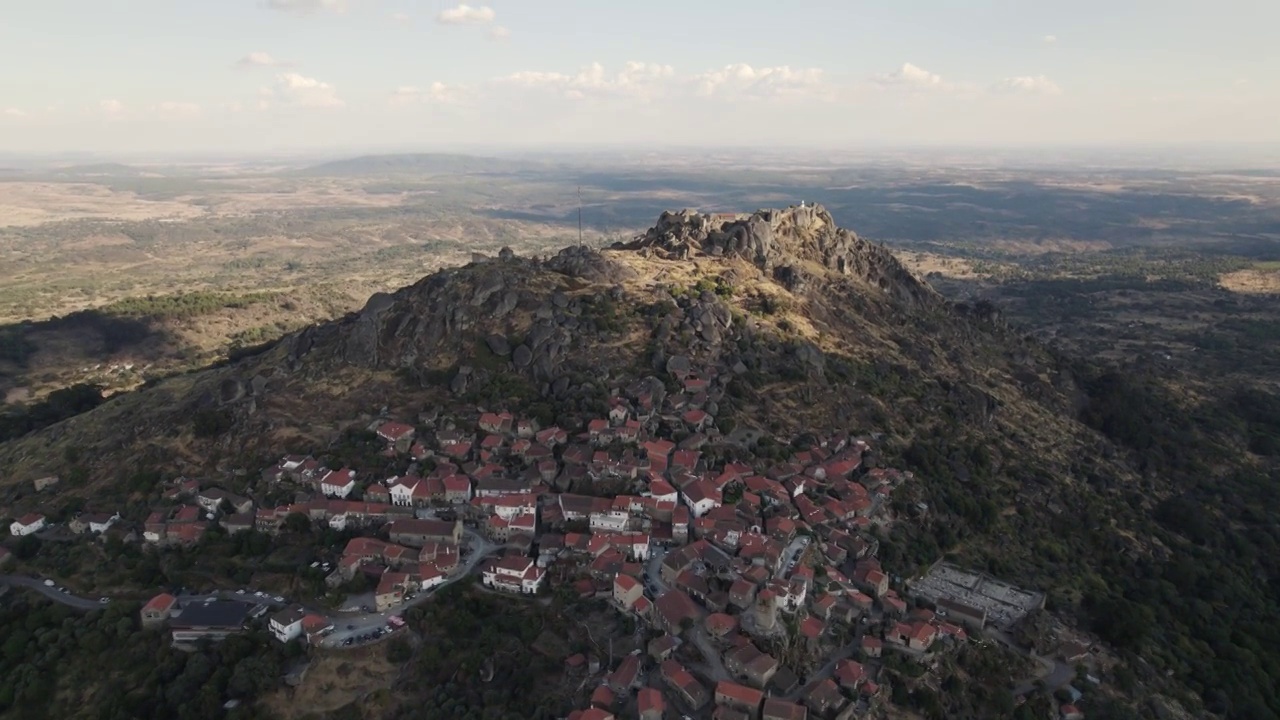 山顶上的孟山都村与花岗岩大石和谐地建成;空中视频素材