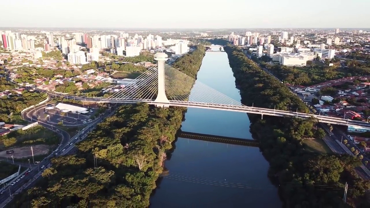 特雷西纳鸟瞰图，Piauí，巴西东北部。João伊西多罗França桥。巴西大型城市。视频素材