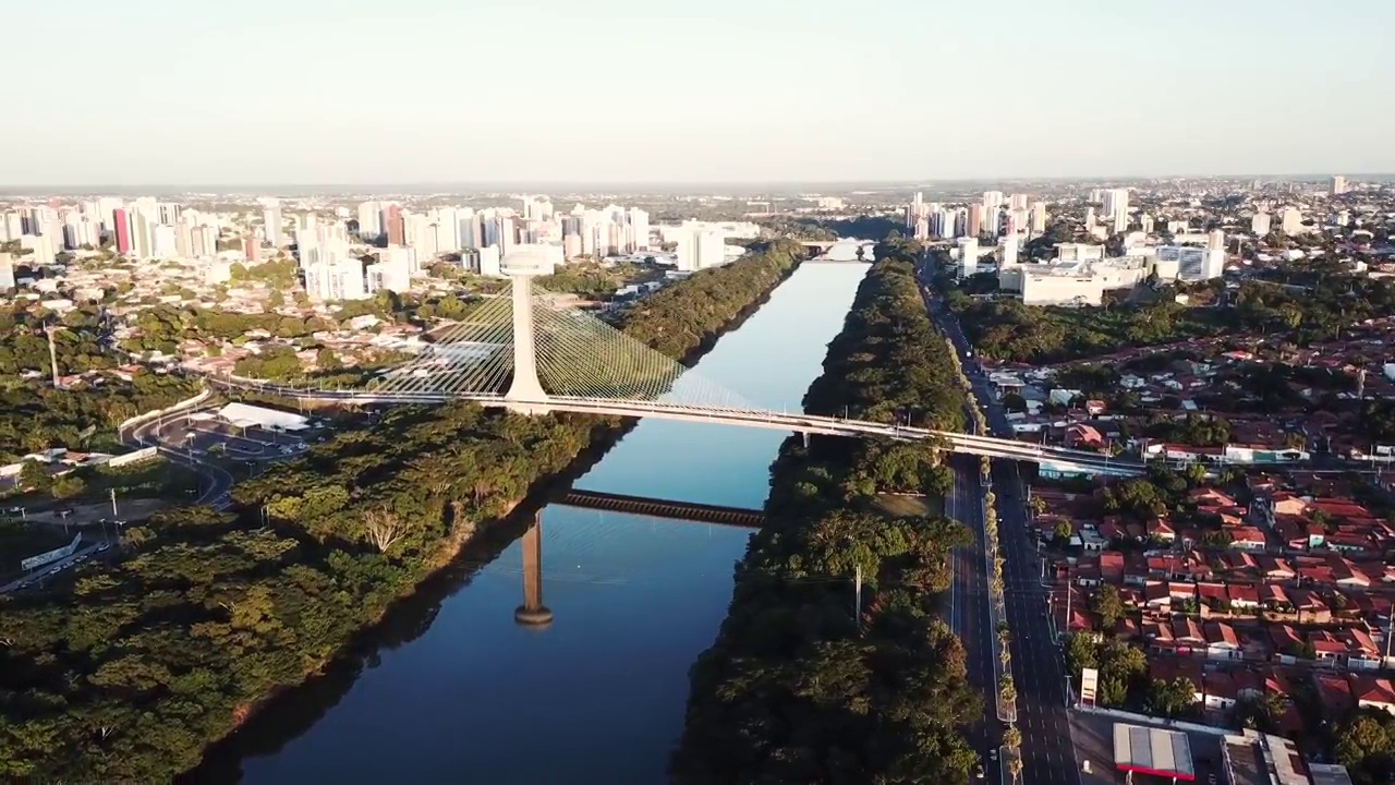 特雷西纳鸟瞰图，Piauí，巴西东北部。João伊西多罗França桥。巴西大型城市。视频素材