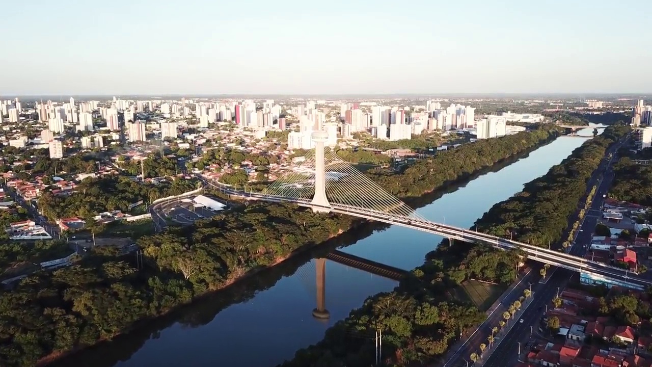 特雷西纳鸟瞰图，Piauí，巴西东北部。João伊西多罗França桥。巴西大型城市。视频素材