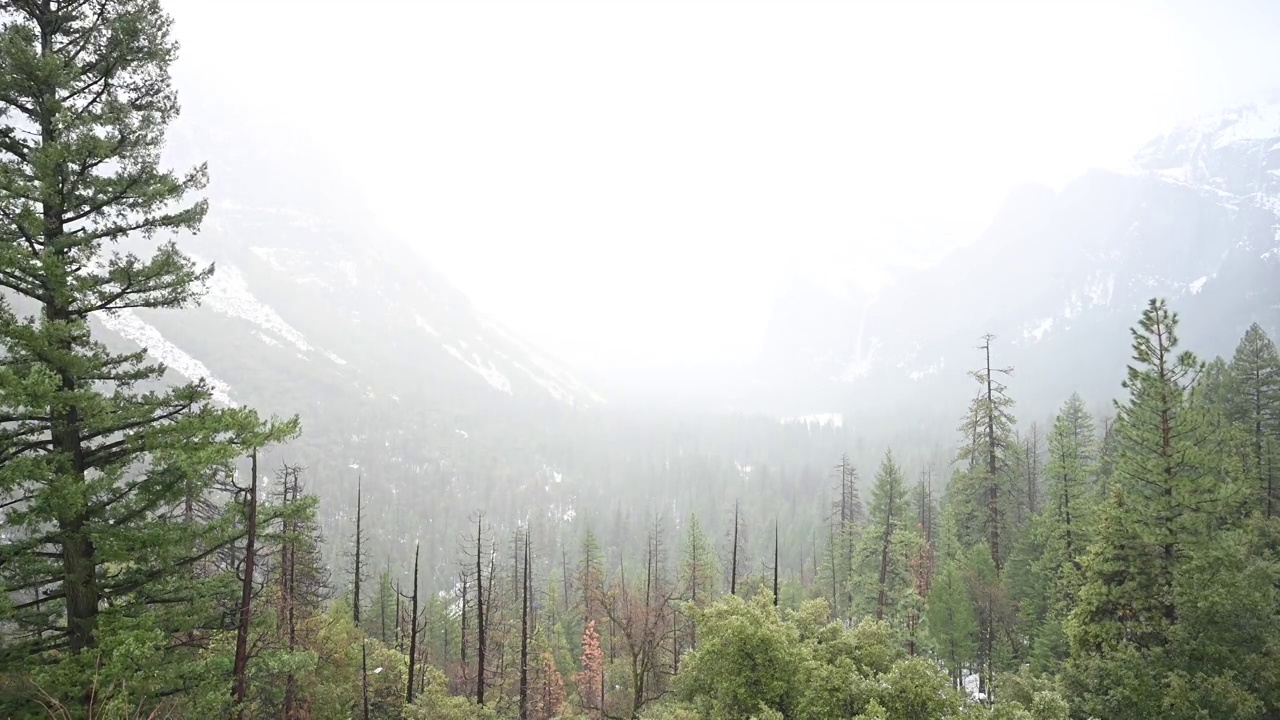 雨水从隧道视野落进约塞米蒂山谷视频素材