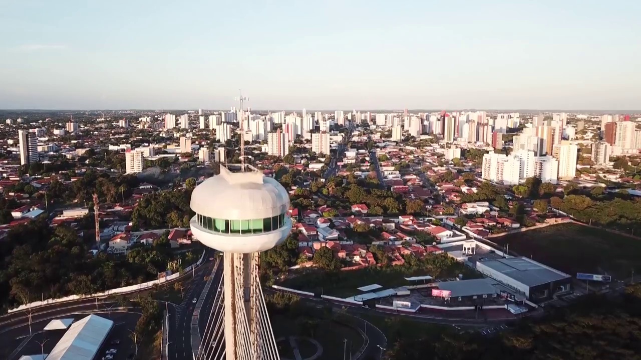 特雷西纳鸟瞰图，Piauí，巴西东北部。João伊西多罗França桥。巴西大型城市。视频素材