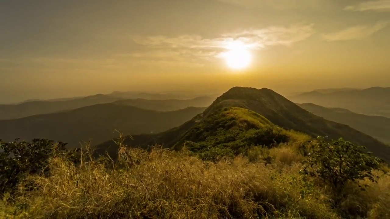 美丽的早晨和日出，从Sinhagad堡，浦那，印度马哈拉施特拉邦，Sahyadri山的顶部视频素材