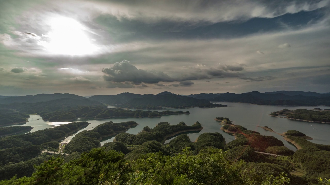 在忠州湖上的鳄鱼形状的半岛和在天空中移动的云的风景/忠北忠州市视频素材