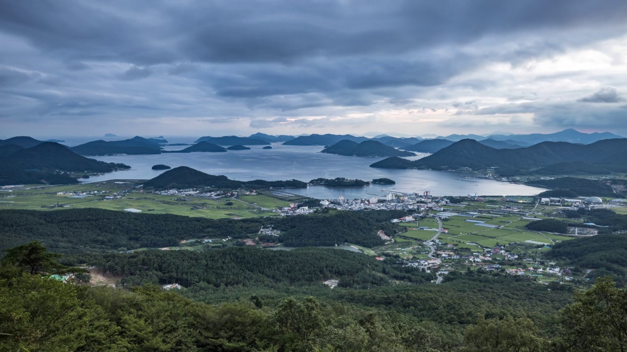 从鸡龙山山顶俯瞰——巨济湾周围村庄的夜景/巨济市，庆南道，韩国视频素材