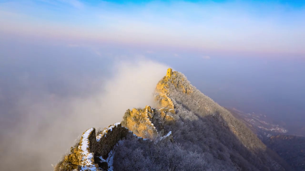 长城因冬天的雪和云而延迟视频素材