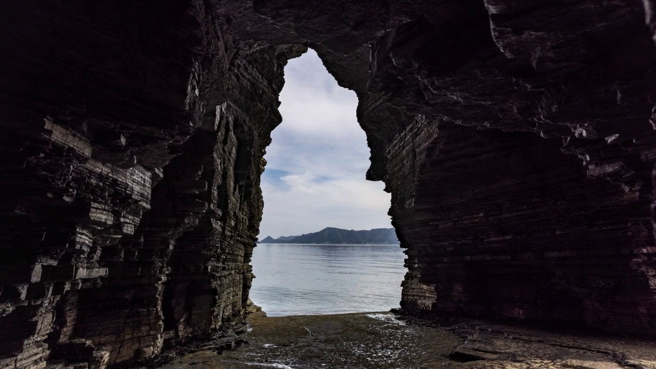 韩国庆尚南道高城郡上草岩内的天空风景和海景视频素材