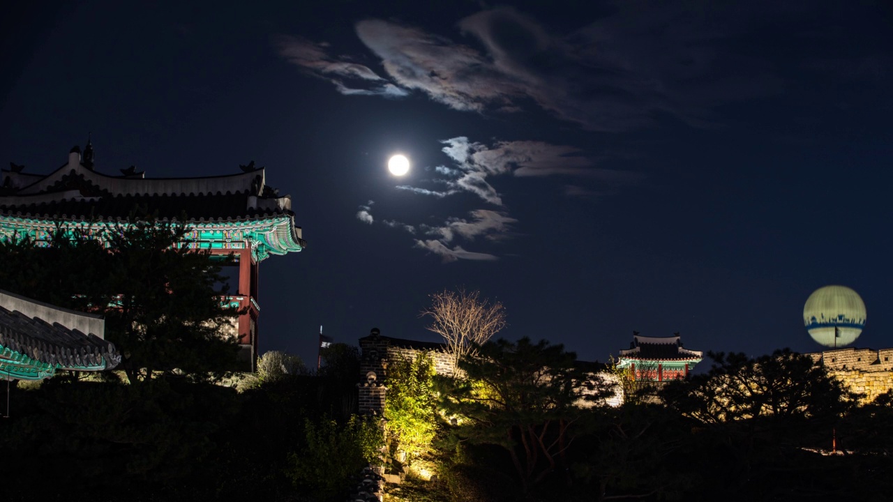 花红门上空的月亮升起，热气球盘旋/韩国京畿道水原市八达区视频素材