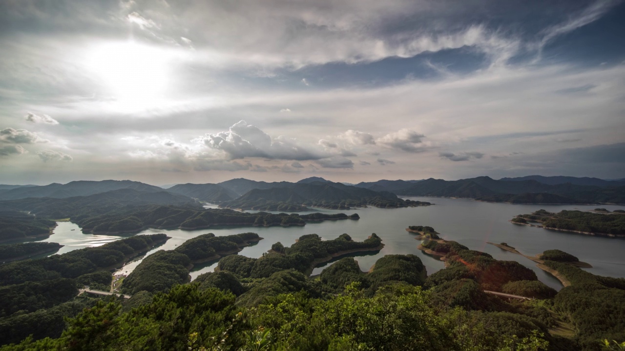 云移动在鳄鱼形状的半岛忠州湖/忠州市，忠北道，韩国视频素材