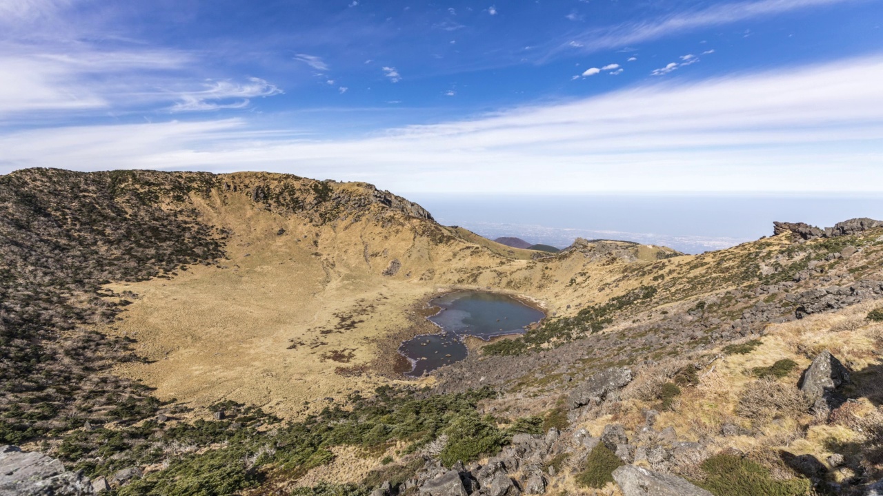 白天——韩国济州西归浦市汉拿山白鹭潭火山口湖视频素材