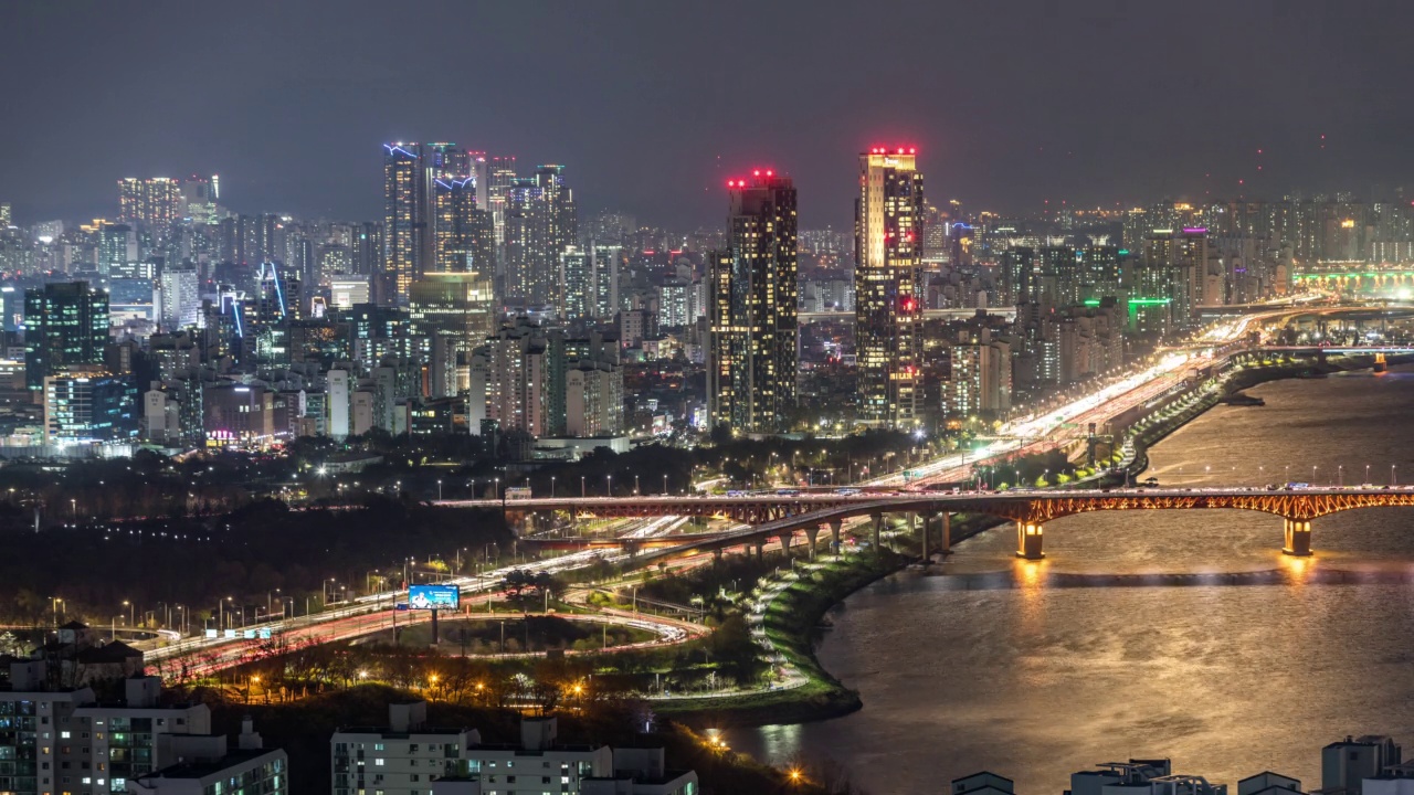 韩国首尔城东区圣水大桥北端的汽车行驶和夜景视频素材