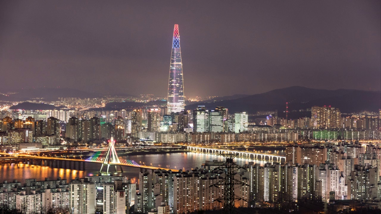 从广津区看——首尔市中心/松坡区乐天世界大厦的夜景视频素材