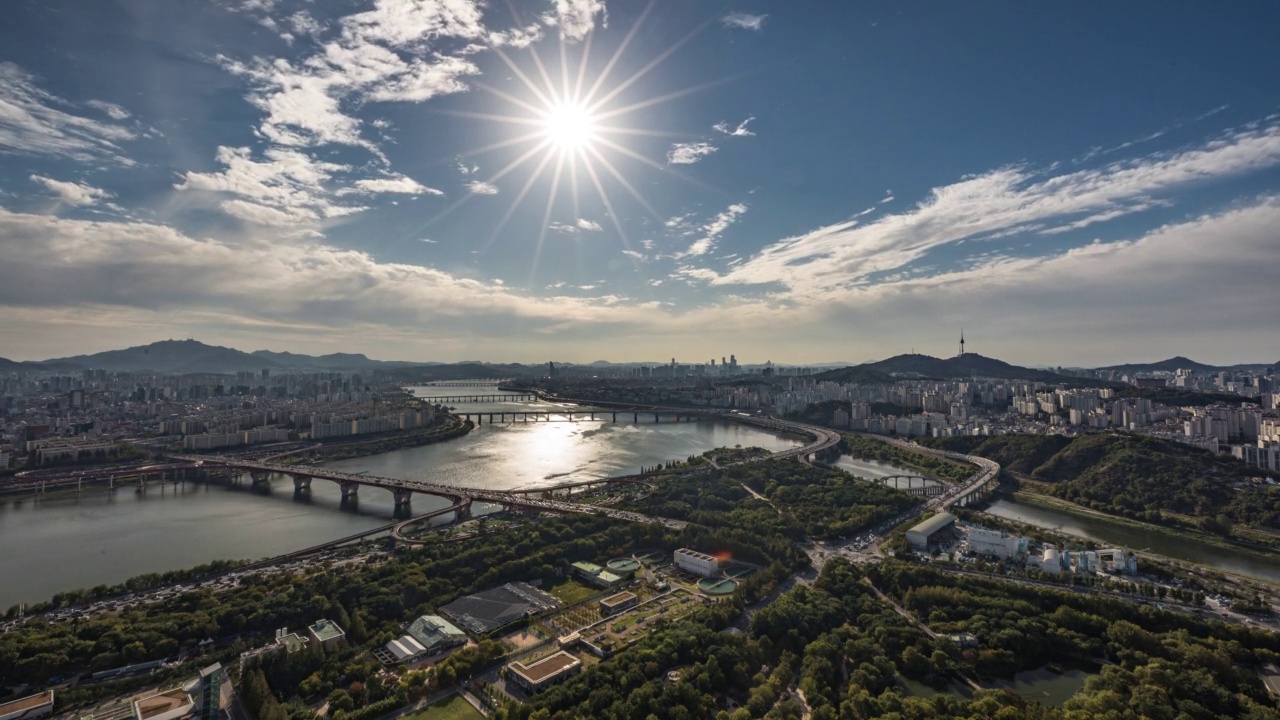 从汉江上的圣水大桥北端的景色-首尔白天的风景/城东区，首尔，韩国视频素材