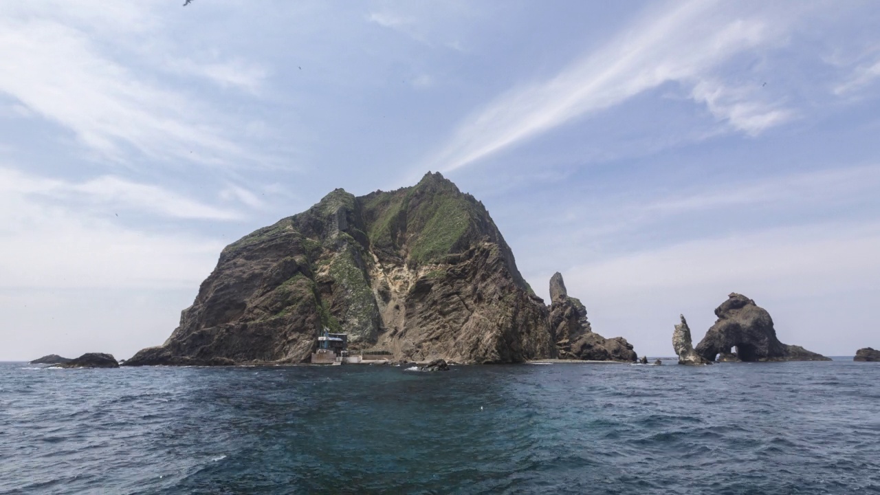 独岛的大韩峰和航行在庆北郁陵郡的船只视频素材