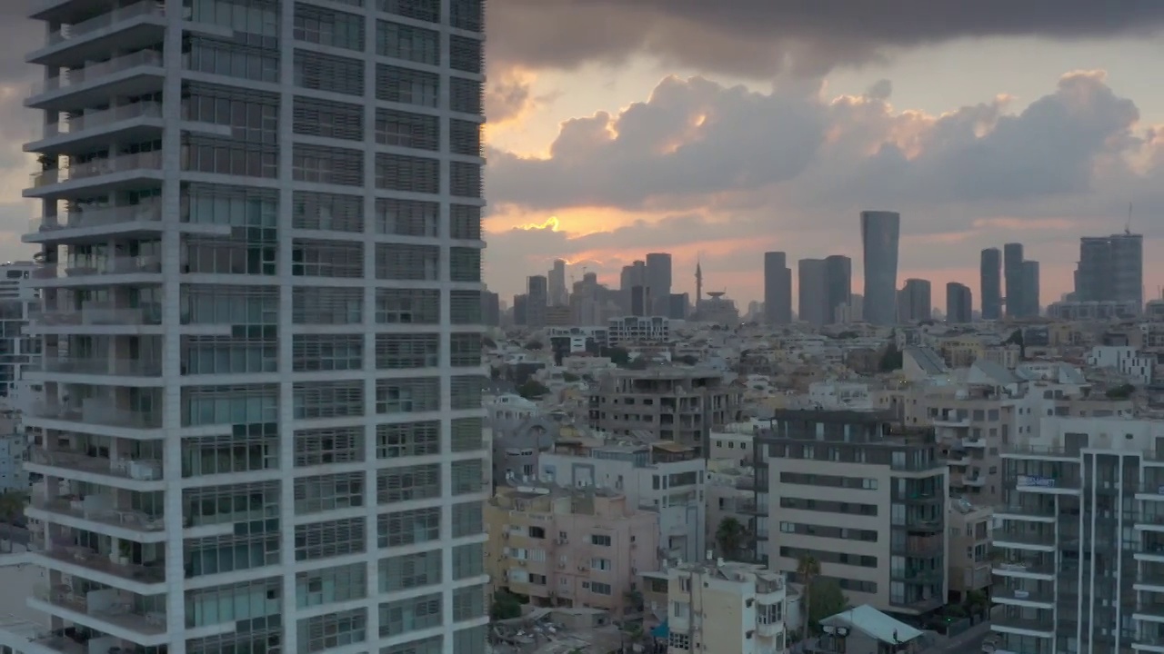 特拉维夫摩天大楼城市全景日落，鸟瞰图视频素材