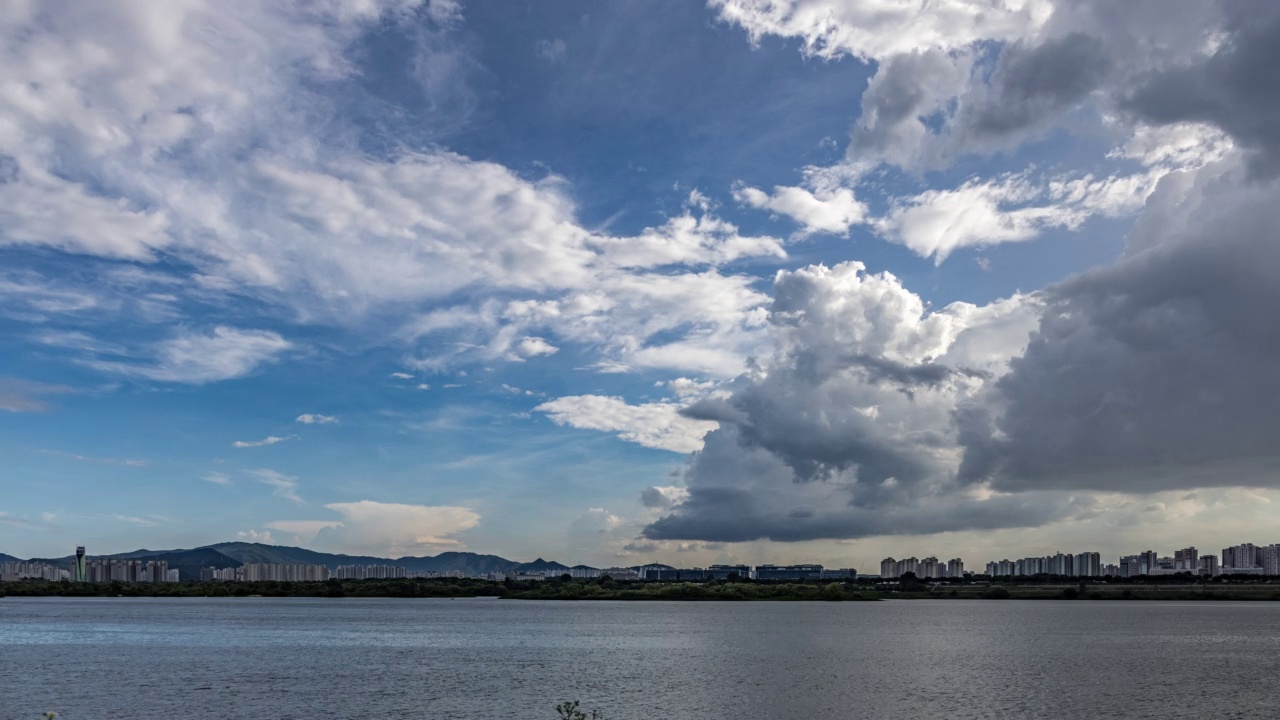 白天，从南杨州市看——大雨中的河南市市中心，韩国，京畿道视频素材